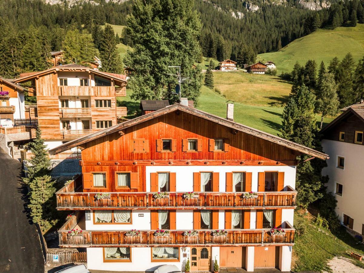 Casa Nives Hotel La Villa  Buitenkant foto